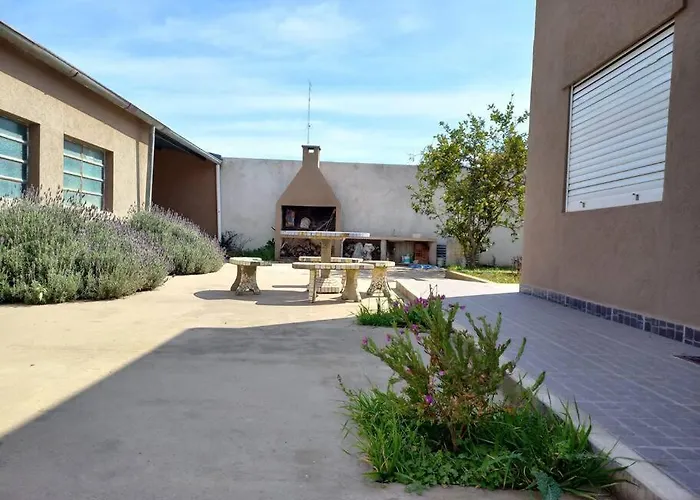 Casa Con Parque, Parrilla Y Garage Para Vehiculo.