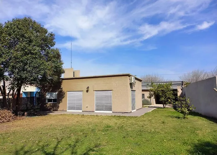 Casa Con Parque, Parrilla Y Garage Para Vehiculo.