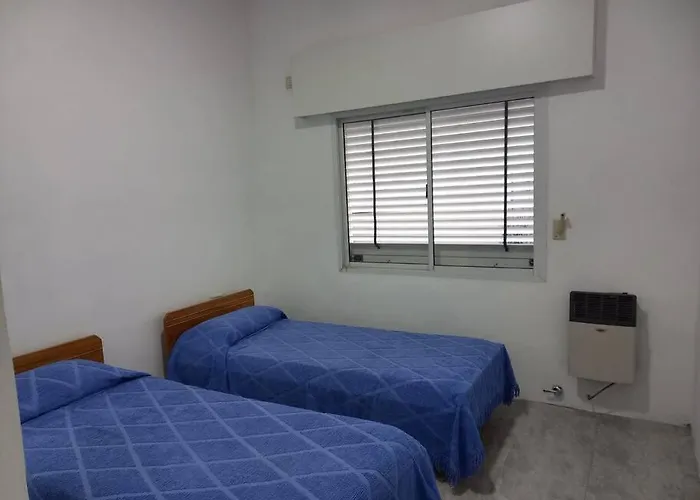 Casa Con Parque, Parrilla Y Garage Para Vehiculo.