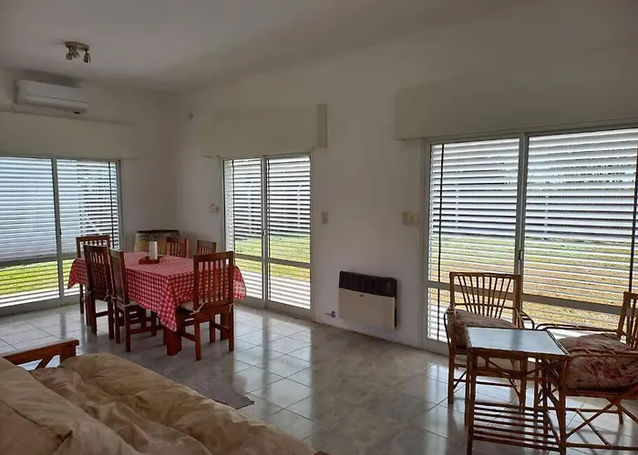 Casa Con Parque, Parrilla Y Garage Para Vehiculo.