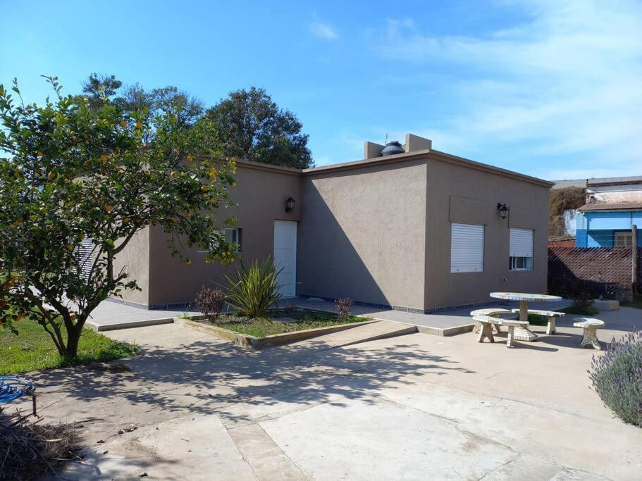 Casa Con Parque, Parrilla Y Garage Vehiculo. * Villa Ramallo