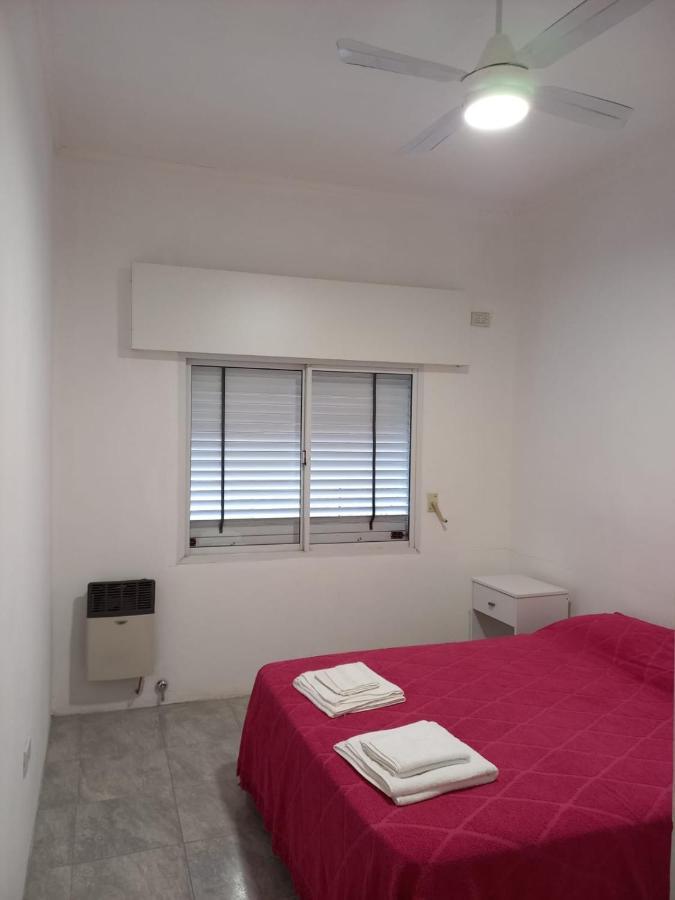 Casa Con Parque, Parrilla Y Garage Vehiculo. Holiday home *